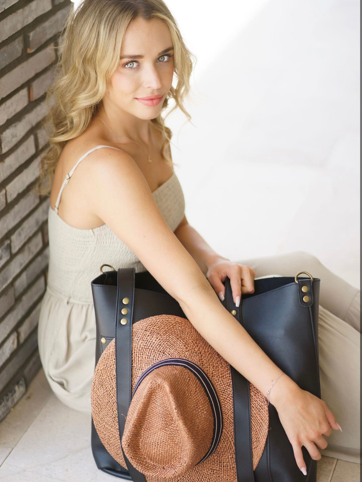 the everywhere tote black lifestyle