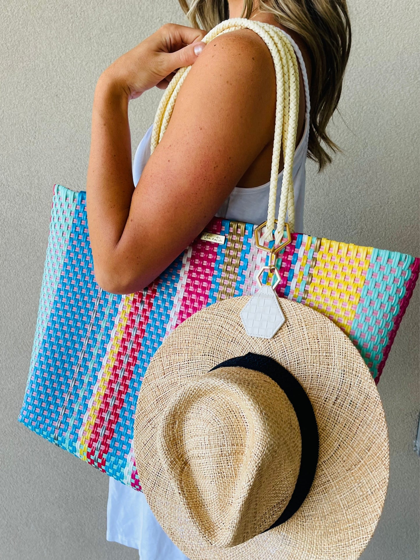 hat attach white with playa tote