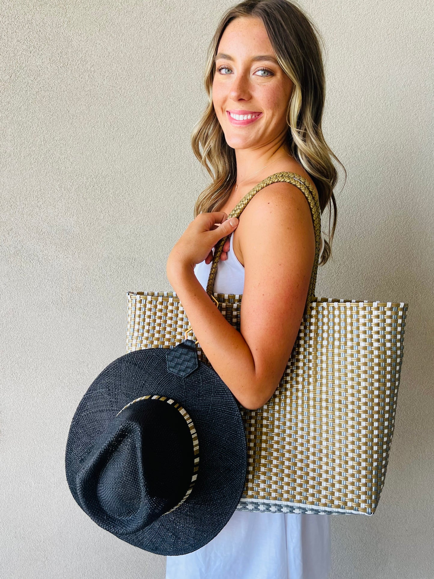 hat attach black with playa tote