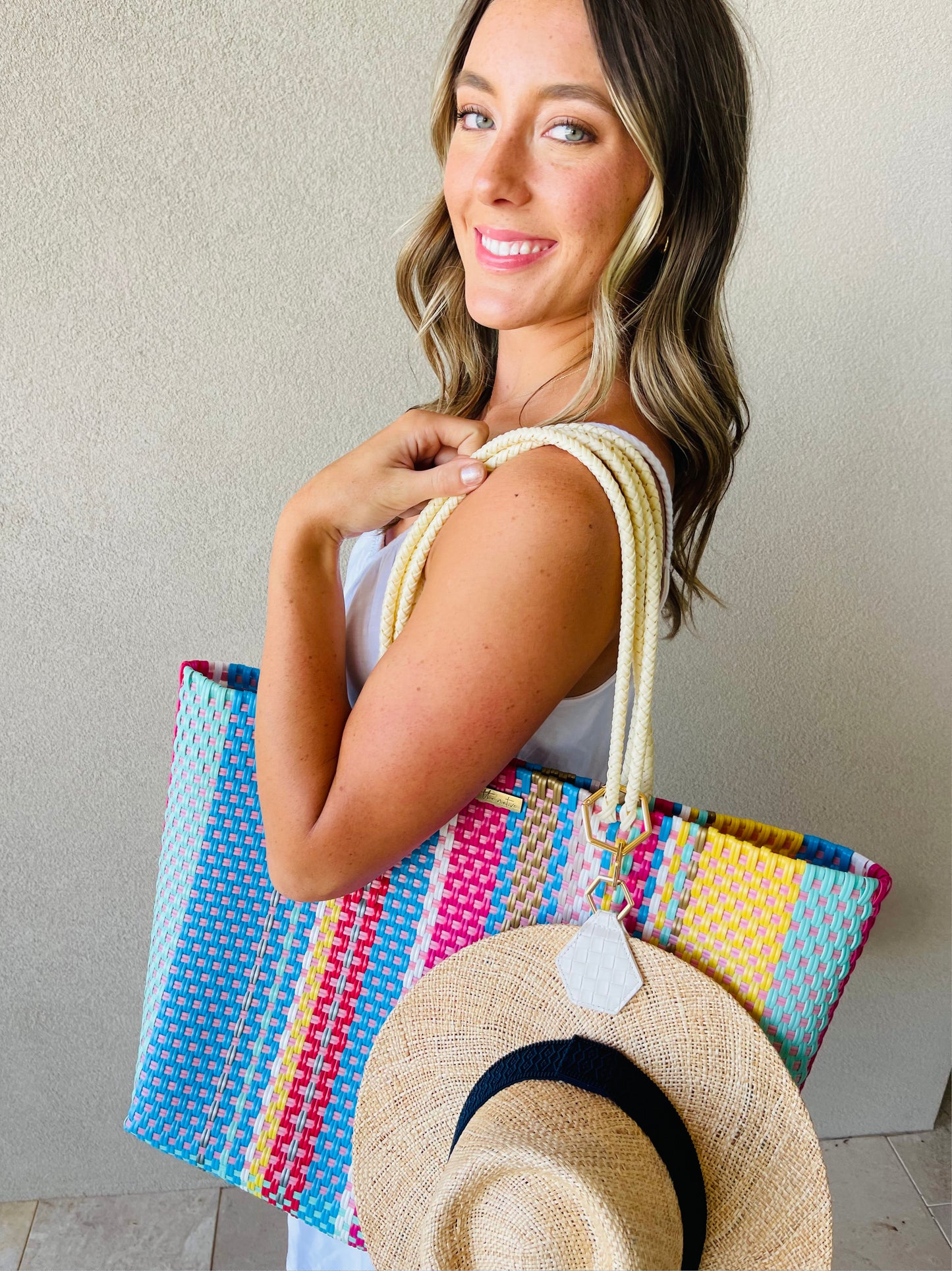 hat attach white with playa tote