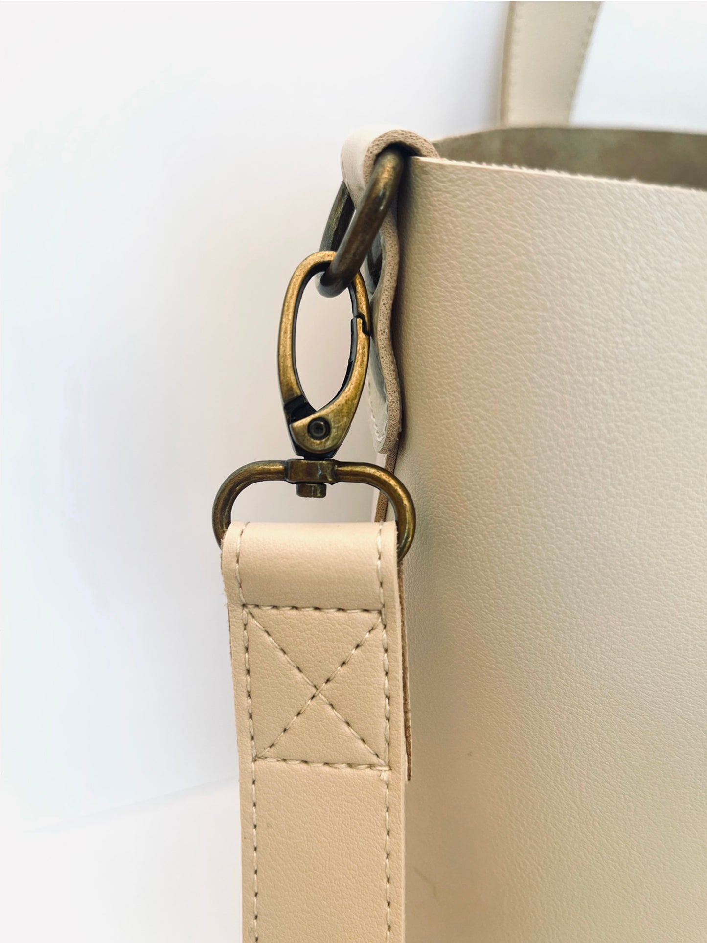 the everywhere tote ivory clasp details